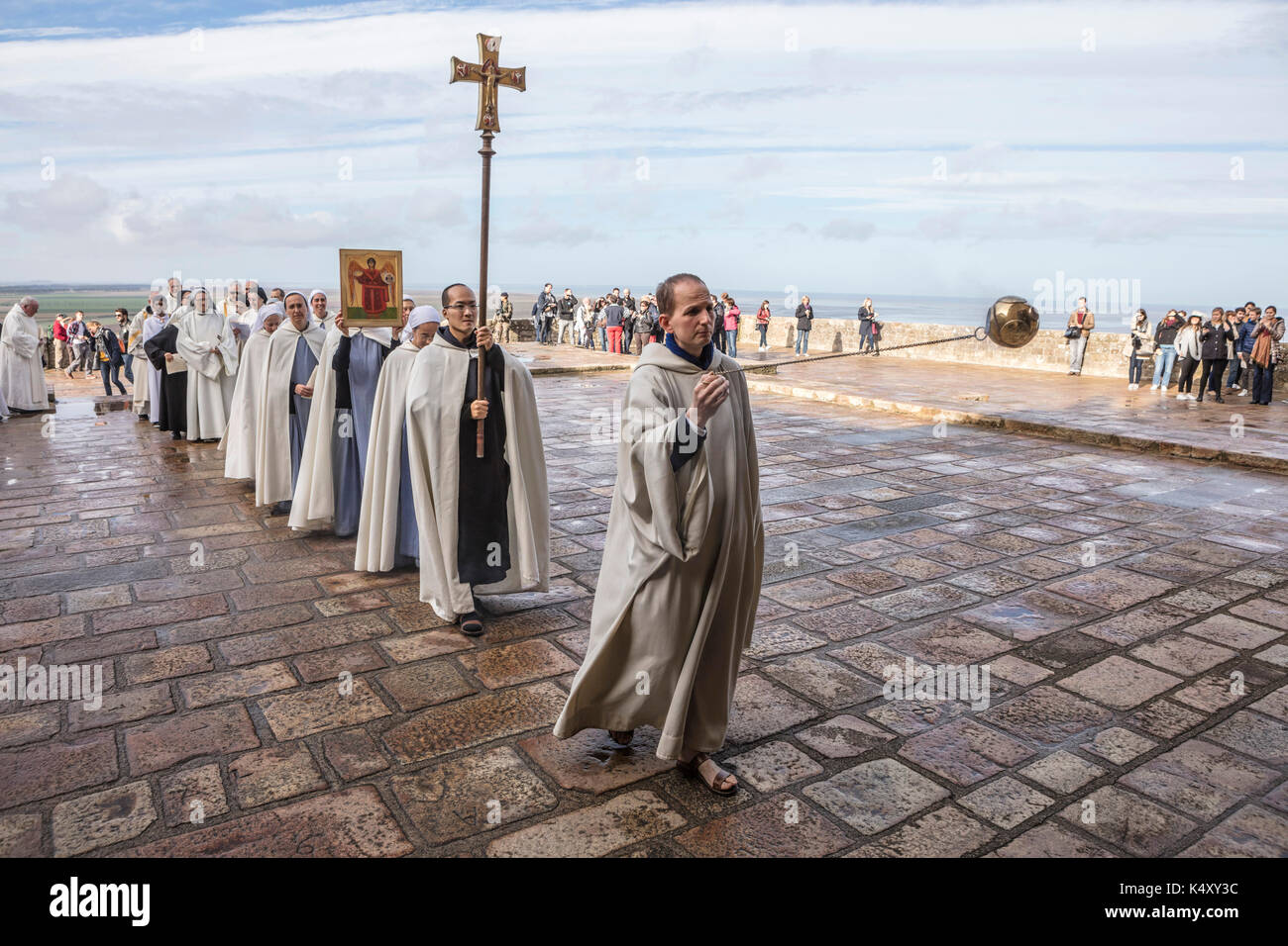 Mont Saint-Michel (Saint Michael's Mount), en 2016/10/16: disfruta de la 1050th aniversario de la presencia monástica en Mont Saint-Michel. Fue en 9 Foto de stock