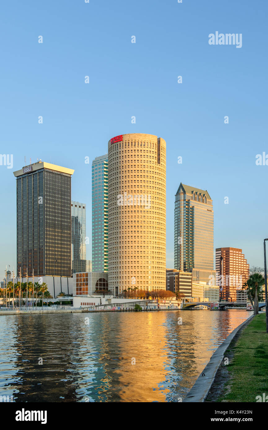Tampa, Florida, EE.UU., ciudad con el río Hillsborough en primer plano como se ve desde la Universidad de Tampa. Foto de stock