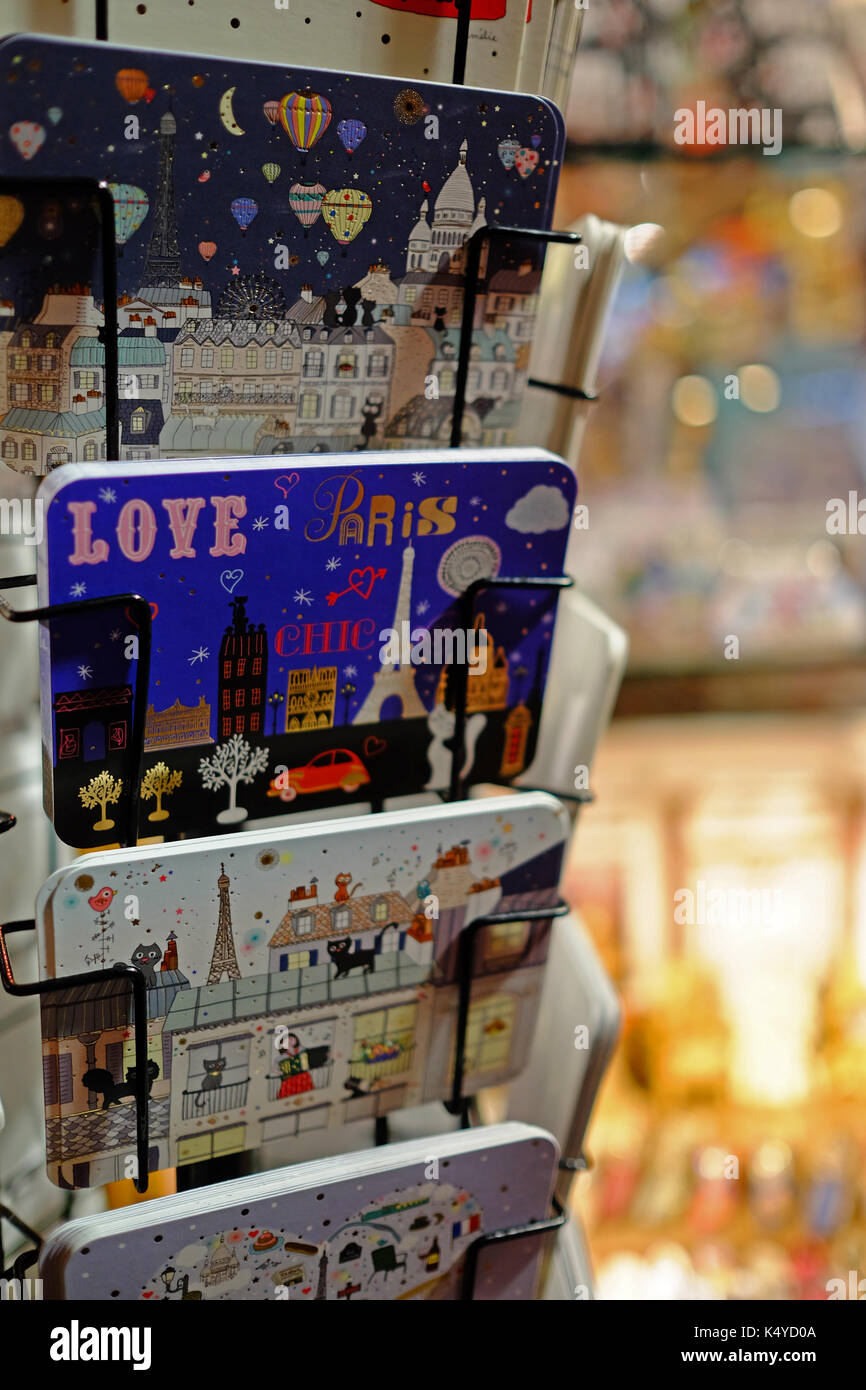 Tarjetas postales en venta en una tienda de recuerdos para turistas, en la noche en la Place du Tertre, Montmartre, París Foto de stock