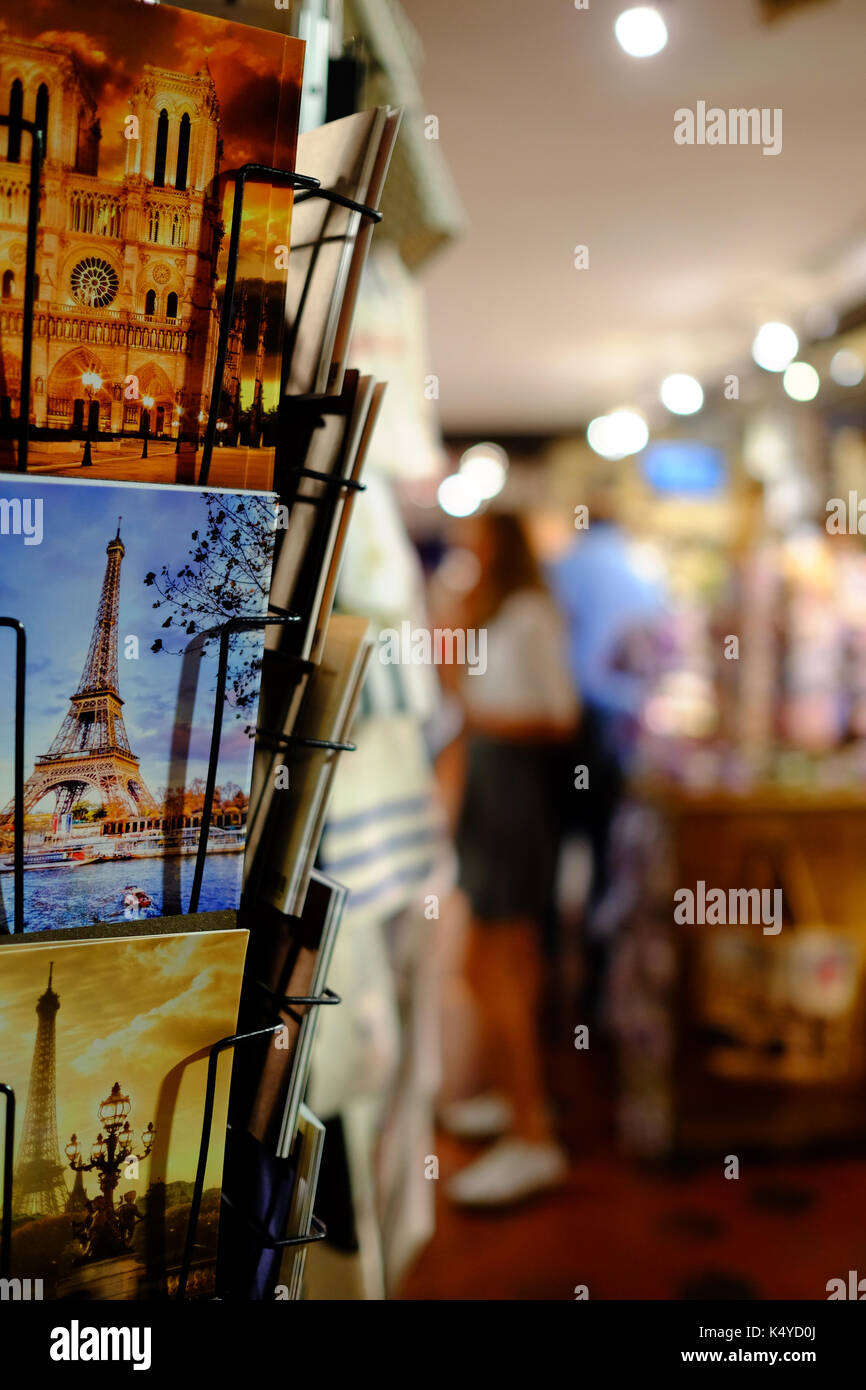 Tarjetas postales en venta en una tienda de recuerdos para turistas, en la noche en la Place du Tertre, Montmartre, París Foto de stock