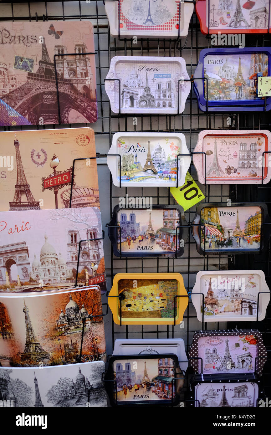Recuerdos turísticos a la venta por la noche en Montmartre, París Foto de stock