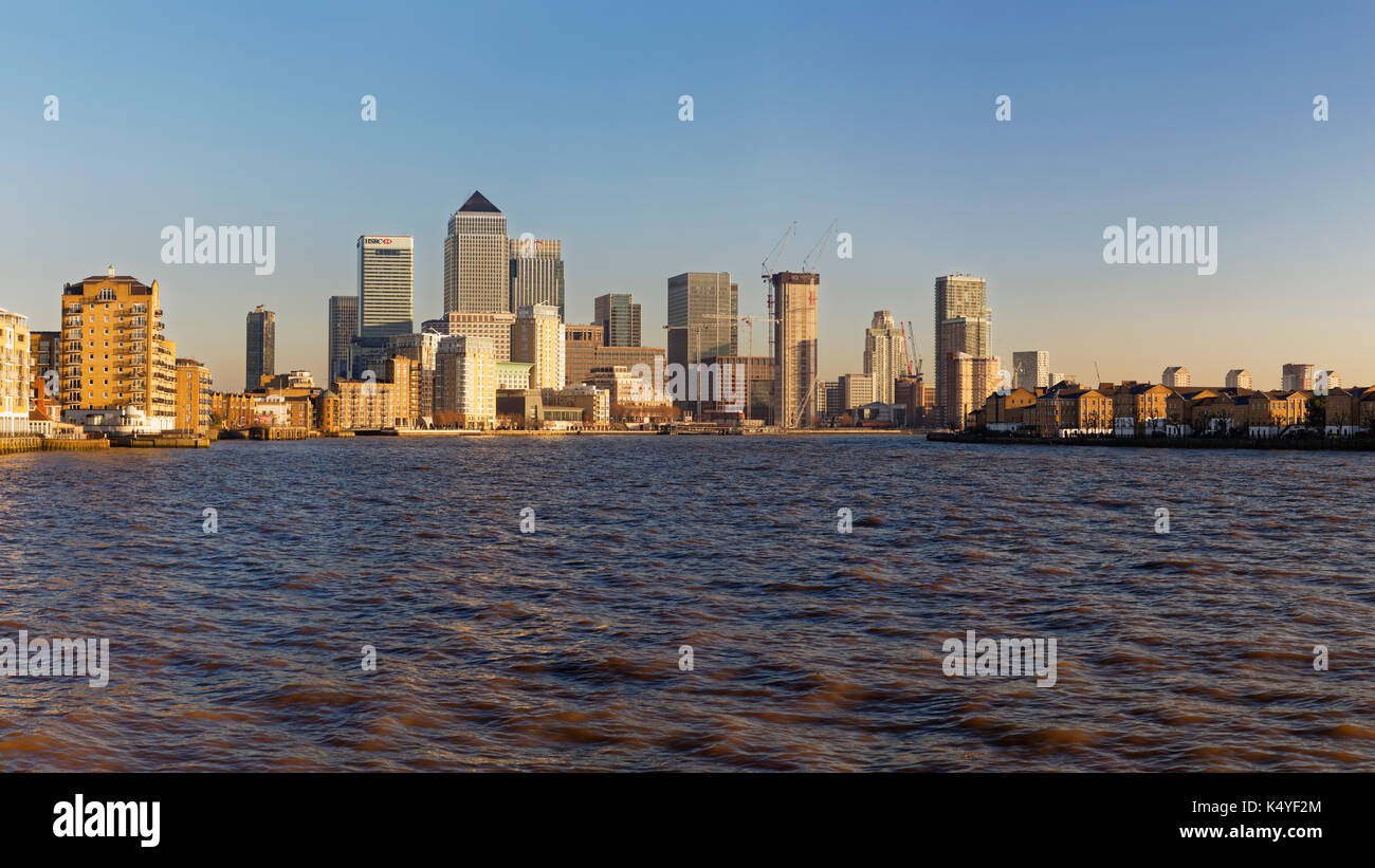 Vista del río Támesis y a Canary Wharf, el centro financiero de Londres, Inglaterra, Reino Unido Foto de stock