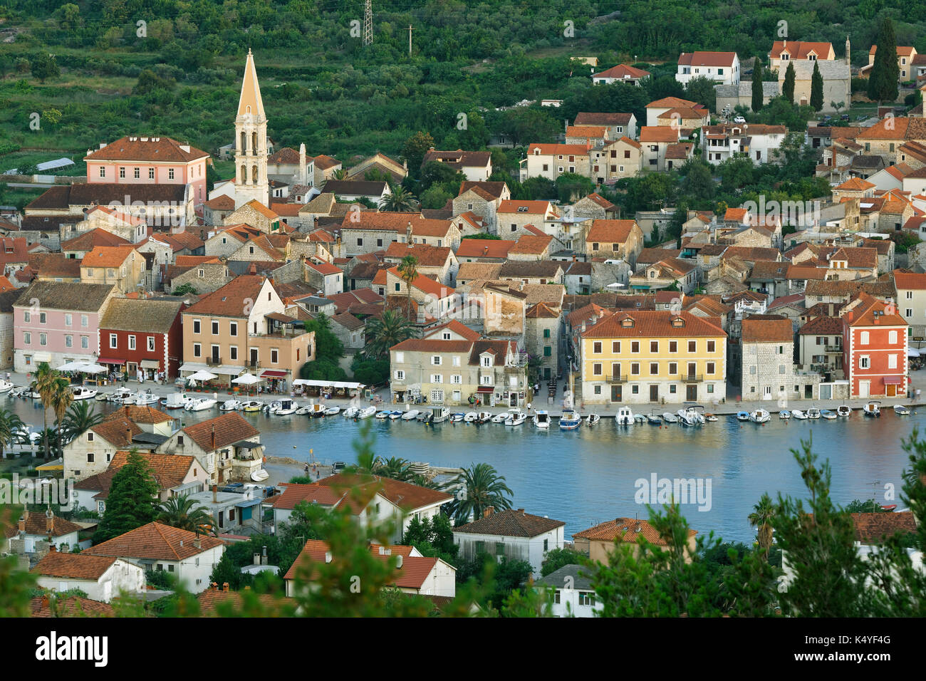 Vista desde la montaña de glavica hasta el puerto de unión starlingi grad, isla de Hvar, spilit-Dalmacia, Croacia Foto de stock
