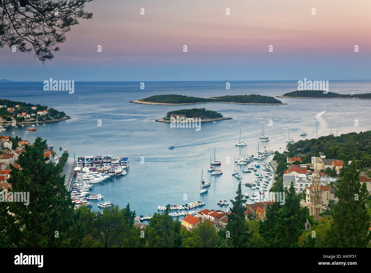 Vista del puerto y de la ciudad de Hvar, isla de Hvar, Split Dalmacia, Croacia Foto de stock