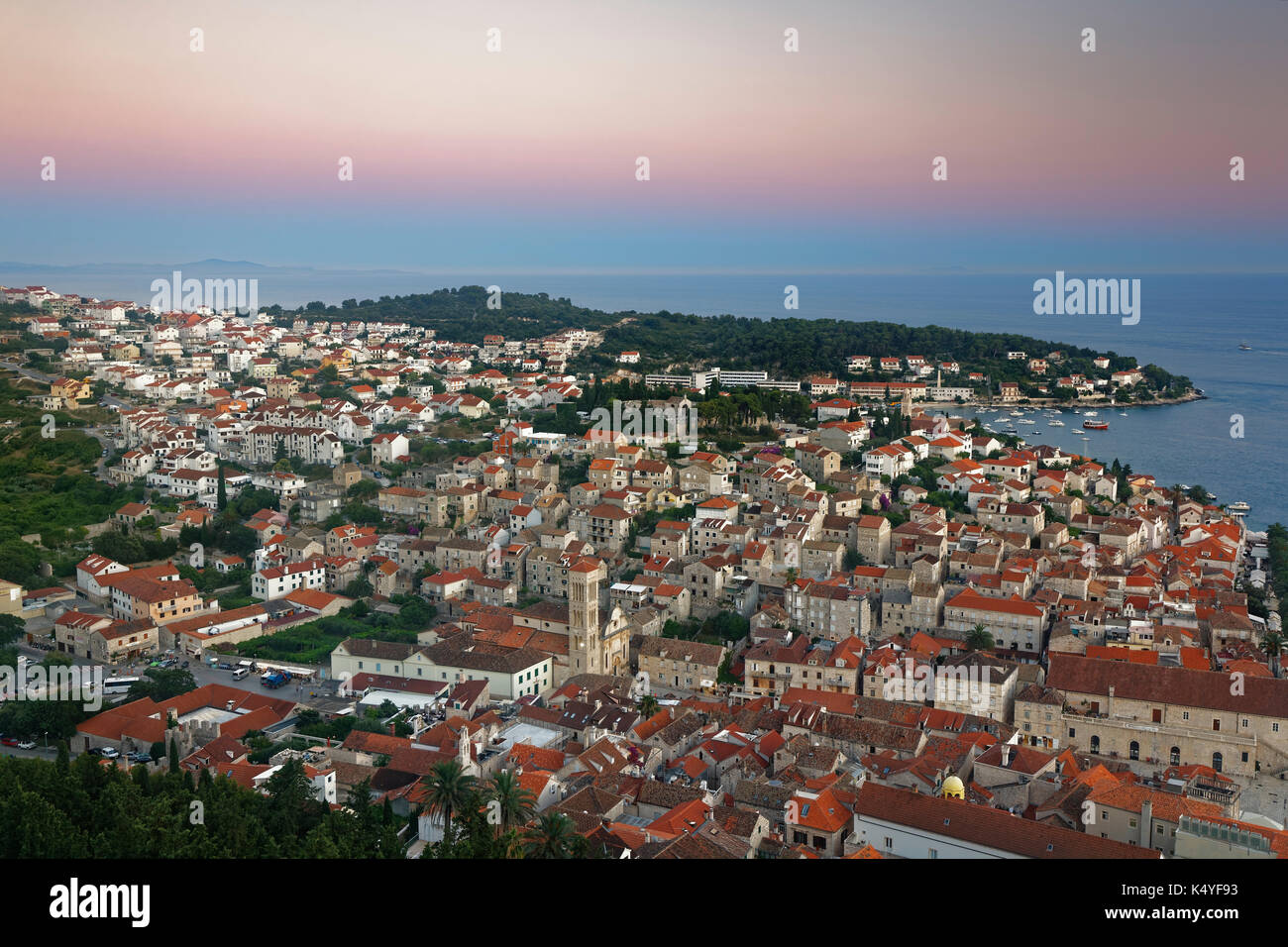 Vista desde la fortaleza spanjola en la ciudad de Hvar, isla de Hvar, Split Dalmacia, Croacia Foto de stock