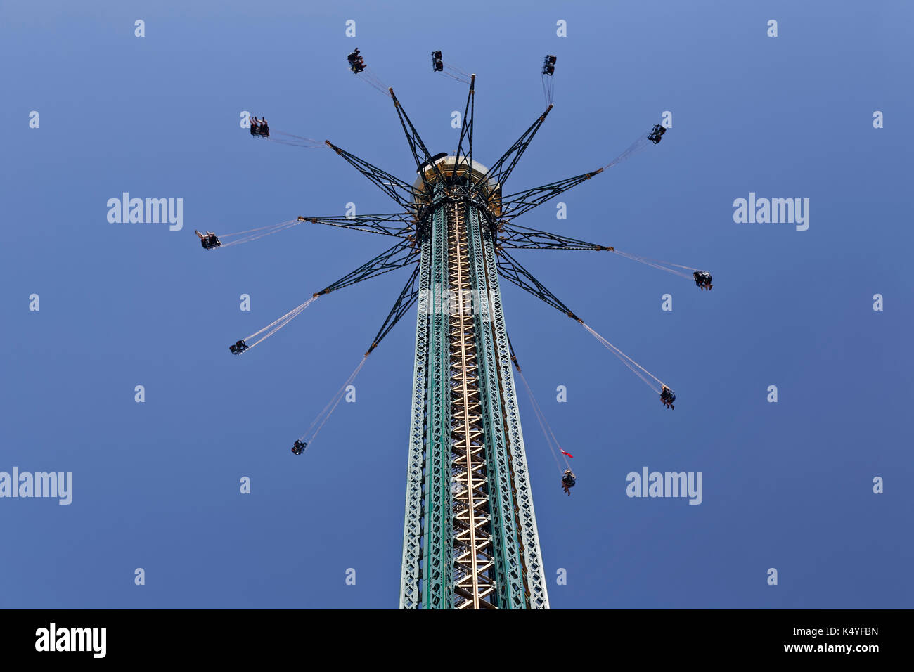Torre de Prater, chairoplane, Wiener Prater o wurstelprater, parque de diversiones, Viena, Austria Foto de stock