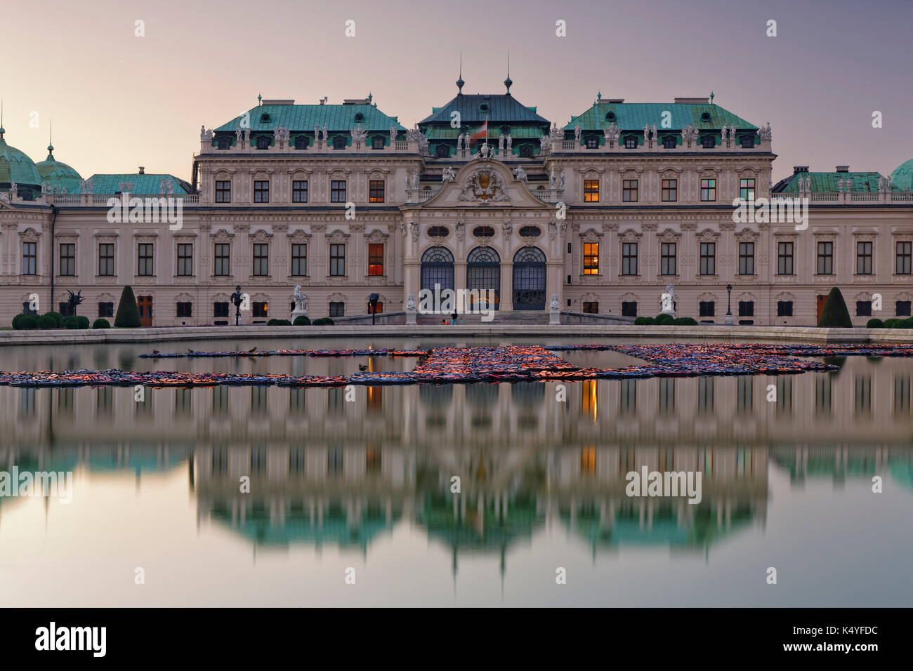 El castillo de Belvedere y fuente con reflexión, Viena, Austria Foto de stock