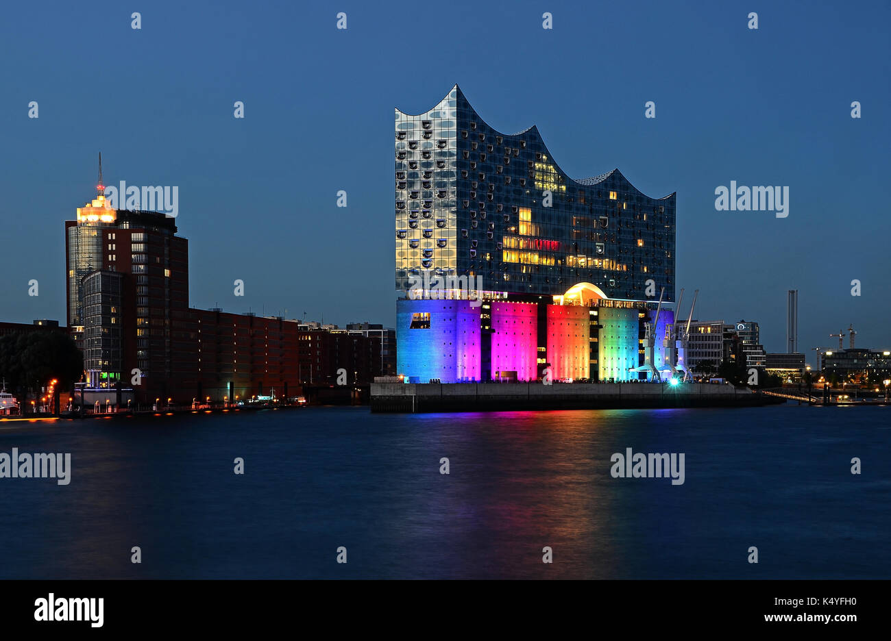 Elbphilharmonie, elbe philharmonic hall iluminado en los colores del arco iris, Hamburgo, Alemania. Foto de stock