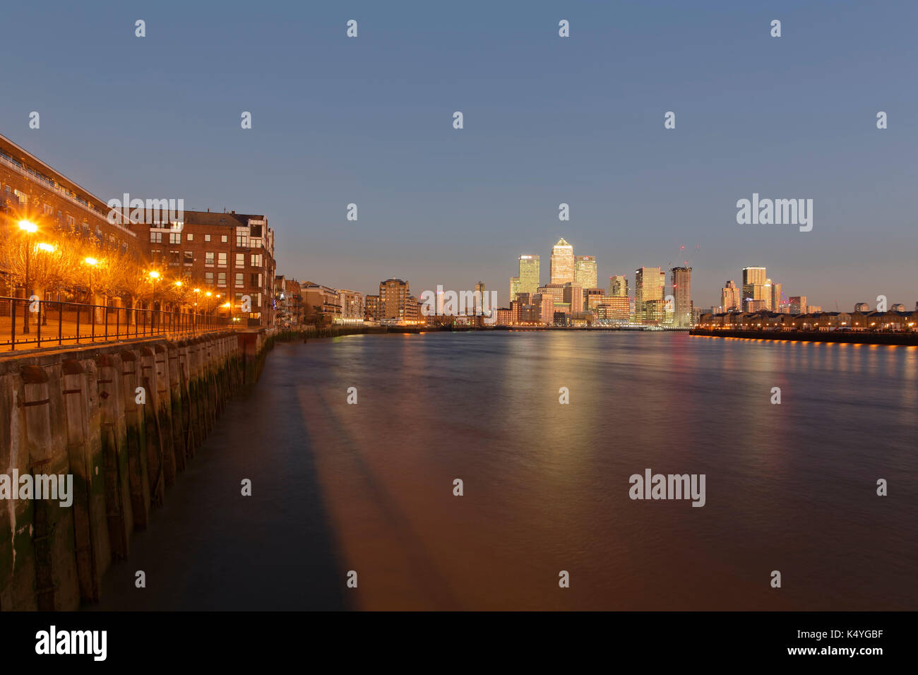 Vista de canary wharf y del distrito financiero de Thames, isla de perro, London, England, Reino Unido Foto de stock