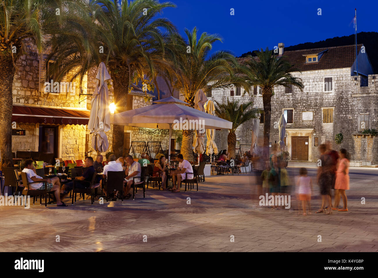 Los cafés y los restaurantes, Unión starlingi grad, isla de Hvar, spilit-Dalmacia, Croacia Foto de stock