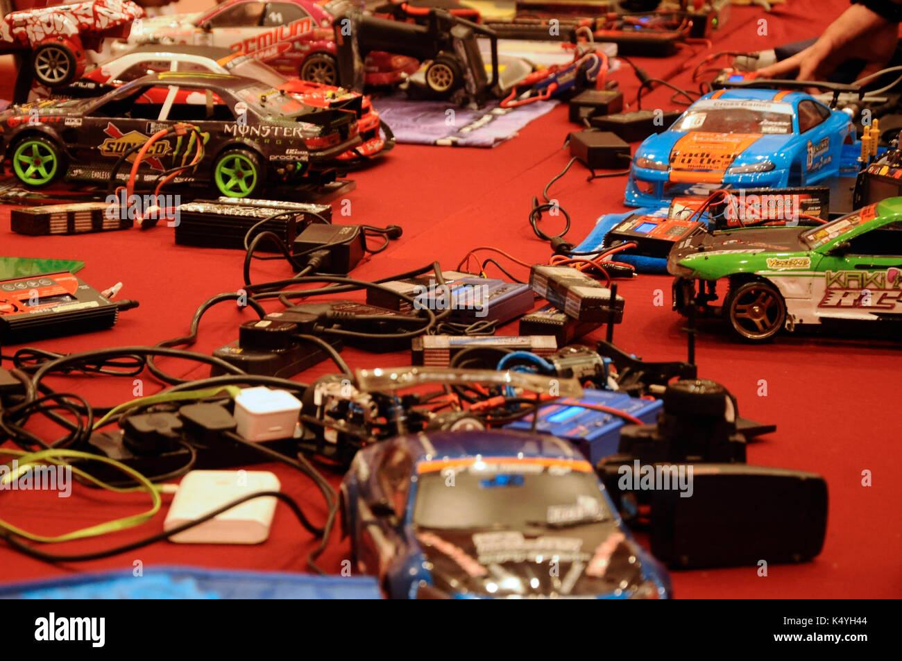 En serdang malasia -julio 30, 2016: control remoto personalizado de automóviles y sus componentes en la pantalla de la mesa roja. Foto de stock
