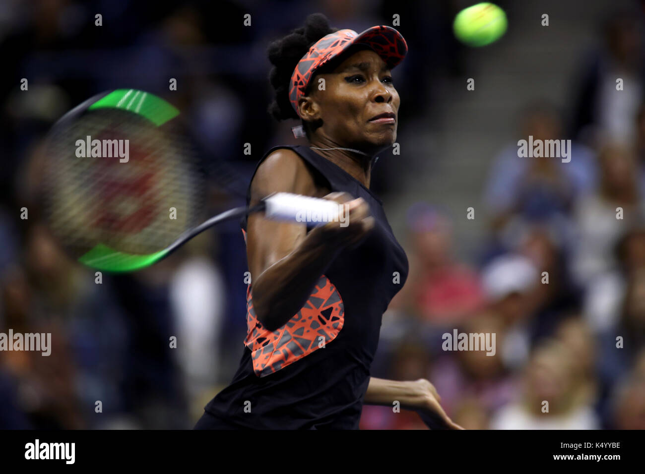 Nueva York, Estados Unidos. 07 Sep, 2017. El US Open de Tenis: Nueva York, 7 de septiembre, 2017 - Venus Williams de los Estados Unidos desencadena un forehand durante su semifinal perdida al colega estadounidense Sloane Stephens en el US Open en Flushing Meadows, Nueva York. Crédito: Adam Stoltman/Alamy Live News Foto de stock