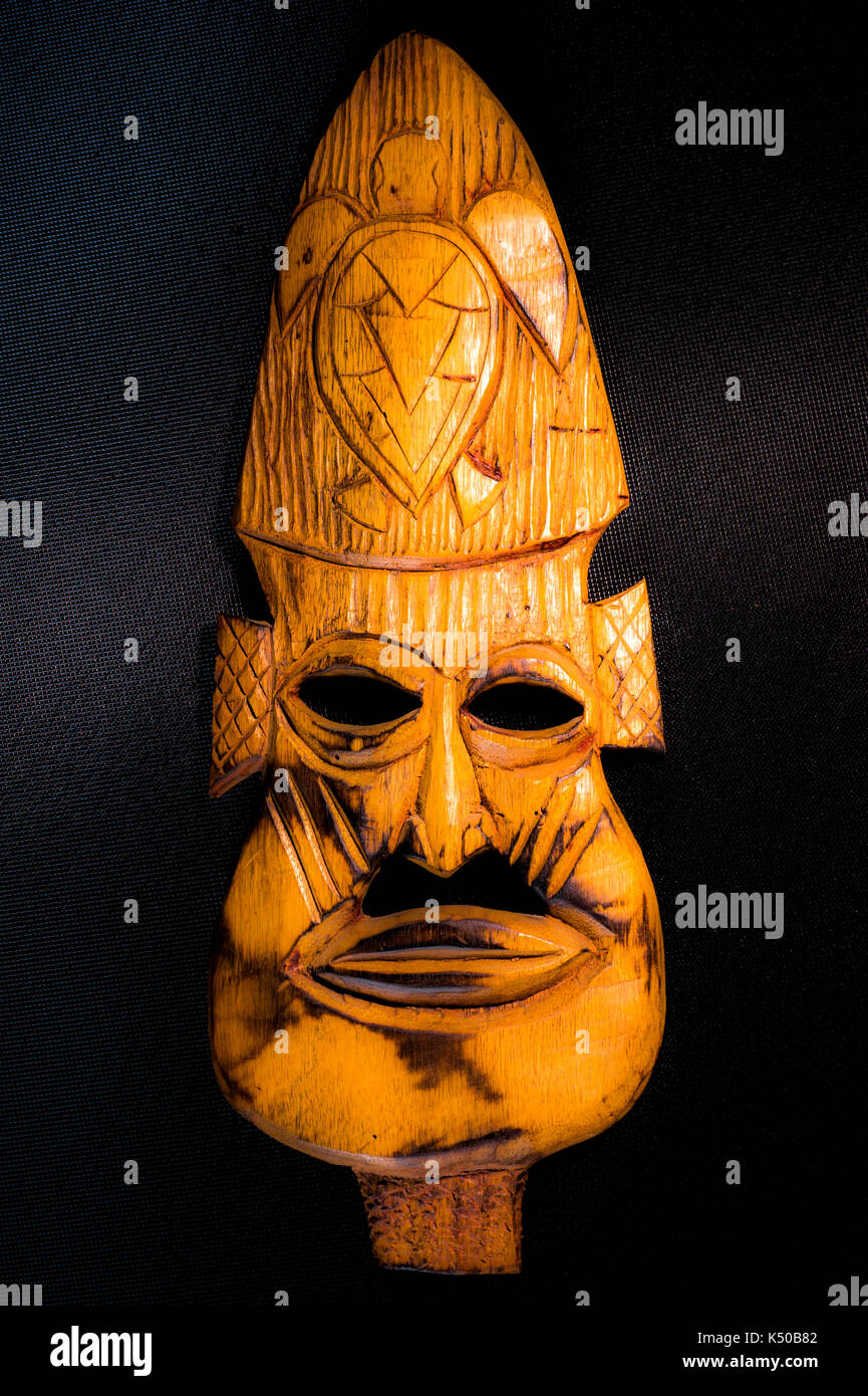 Tallados a mano, de África, del Caribe, de madera tribales / máscara de madera, hecha por un hombre local en el Turtle Beach resort de vacaciones, en el oeste de Tobago, Caribe, West Indies. Foto de stock