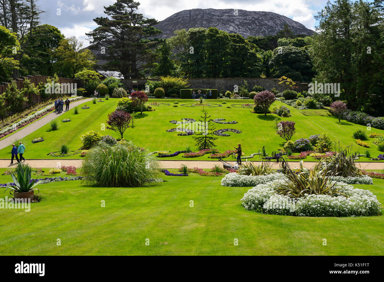 Jardín victoriano de la abadía de Kylemore en Connemara, Condado de Galway, República de Irlanda Foto de stock