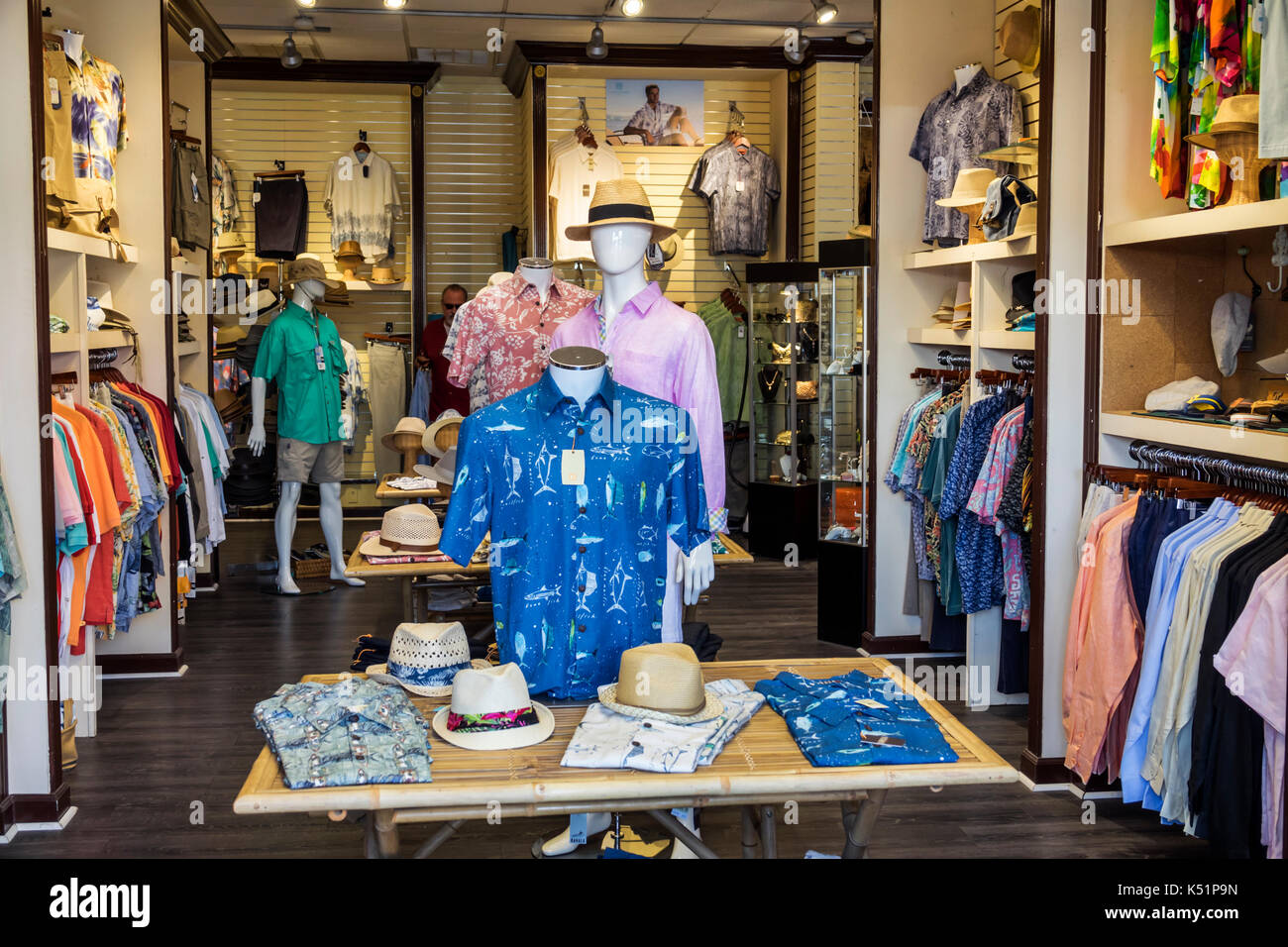 Georgia, St. Simons Island,Pier Village District,tiendas,tienda,Hook &  Tackle,ropa deportiva,ropa de hombre,camisa,accesorios de  pesca,exhibición,USA US United Fotografía de stock - Alamy