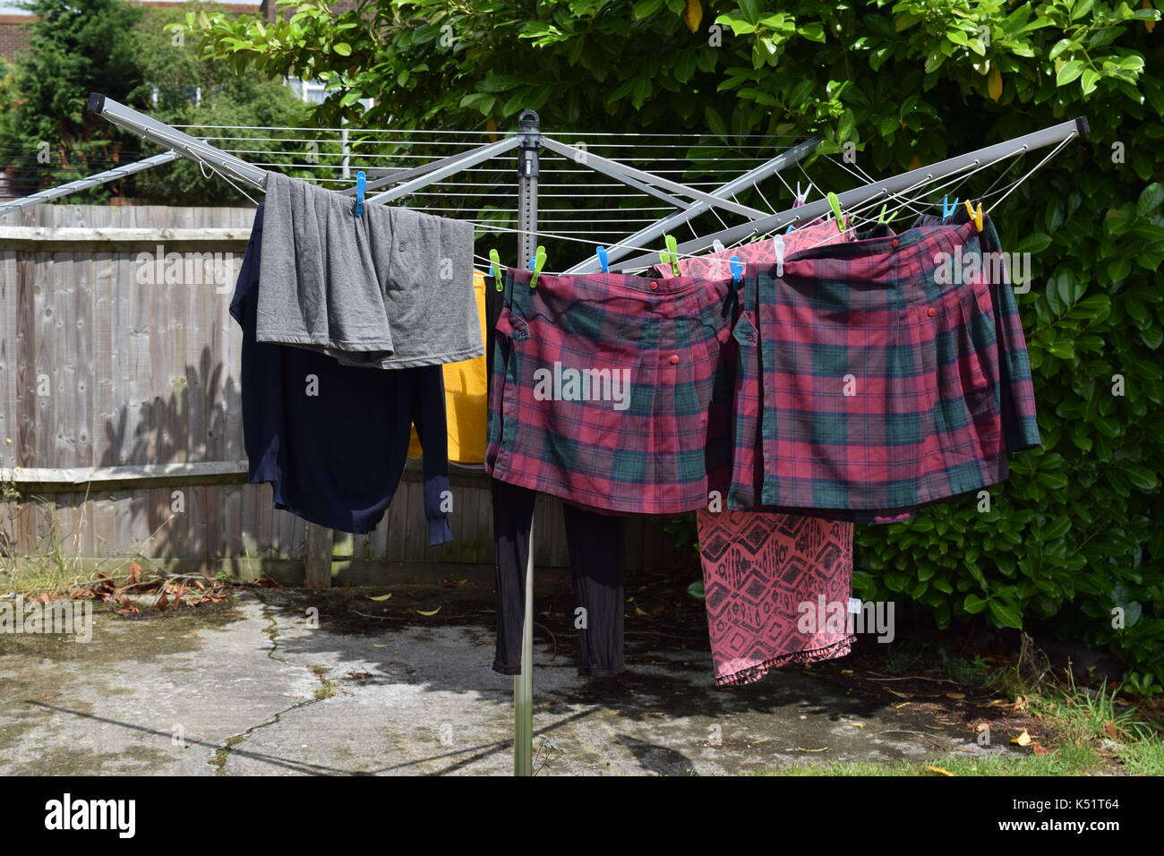 también comunidad Asombro Colgar la ropa mojada para secar Fotografía de stock - Alamy