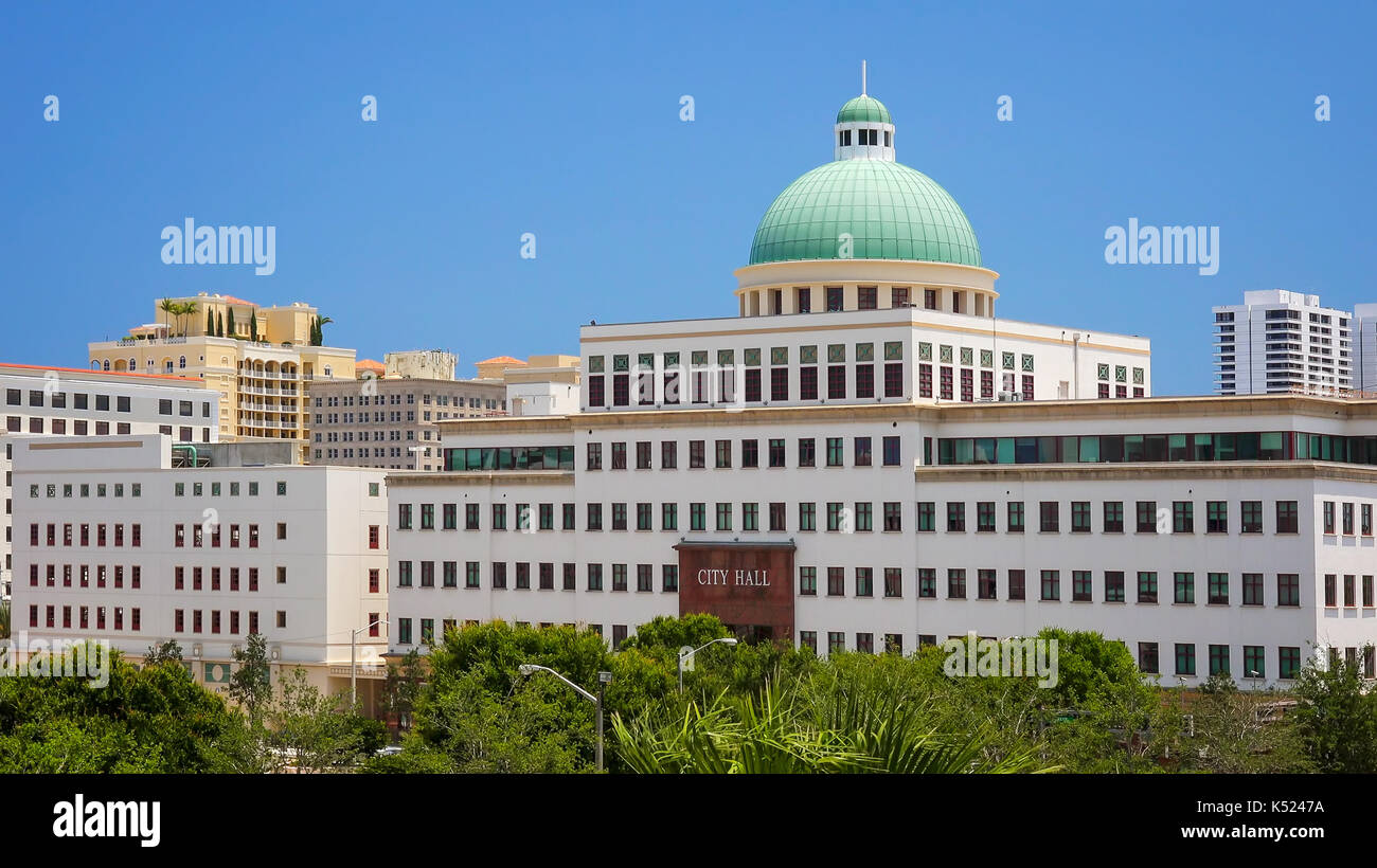 El edificio del ayuntamiento, en el centro de West Palm Beach, Florida Foto de stock