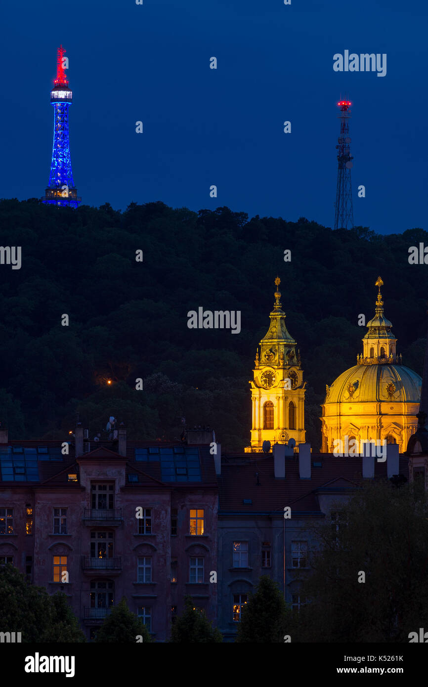 Iglesia de San Nicolás con mirador de Petrin detrás al atardecer Foto de stock