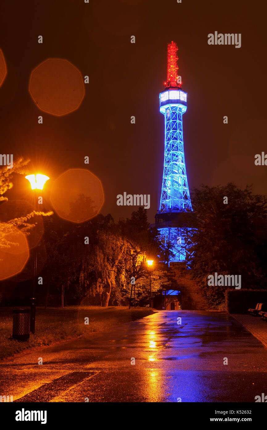 La torre-mirador de Petrin en Praga de noche Foto de stock