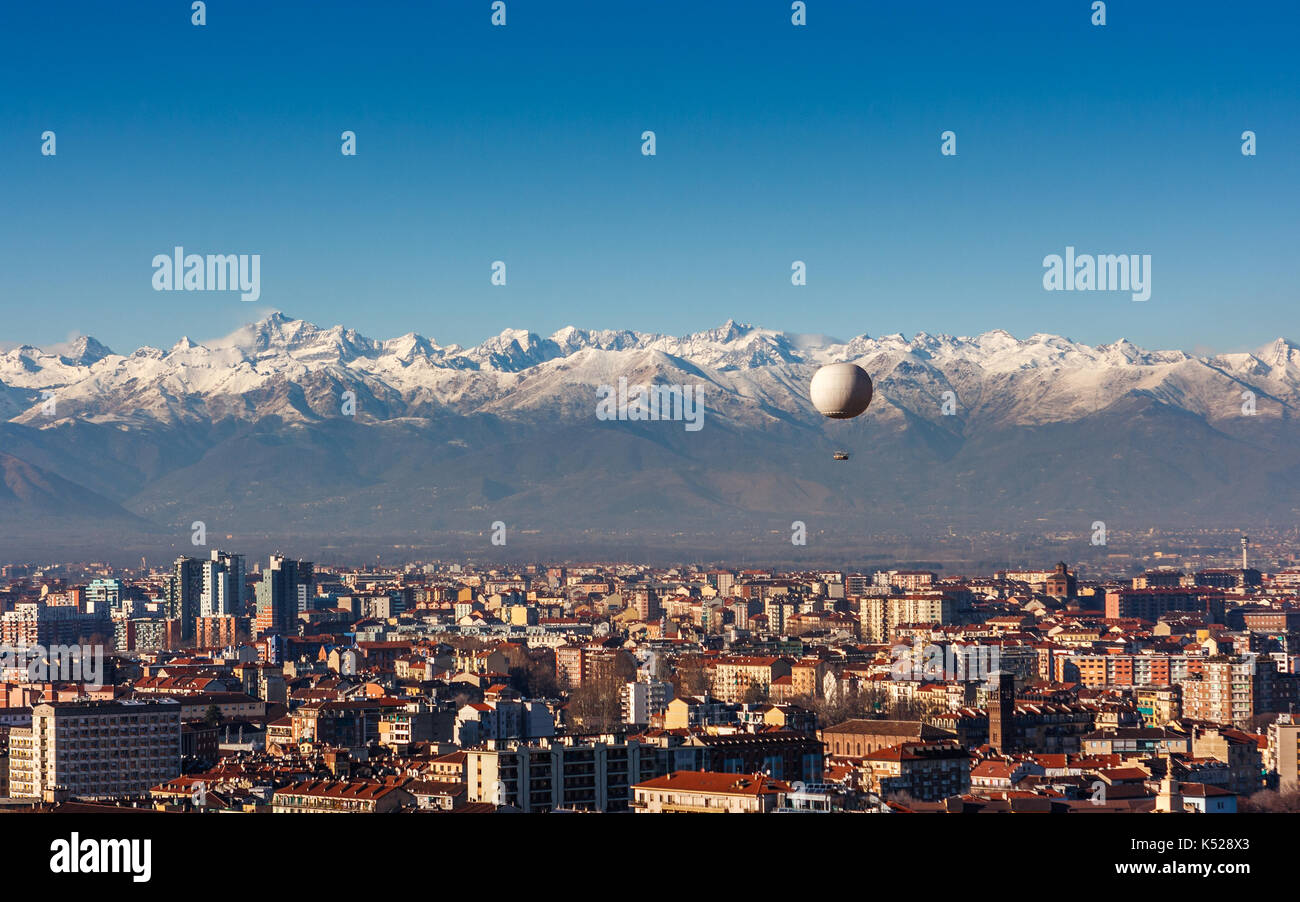 Panorama de Turín, con los Alpes en la procedencia y un globo de aire caliente, Turín, Italia Foto de stock