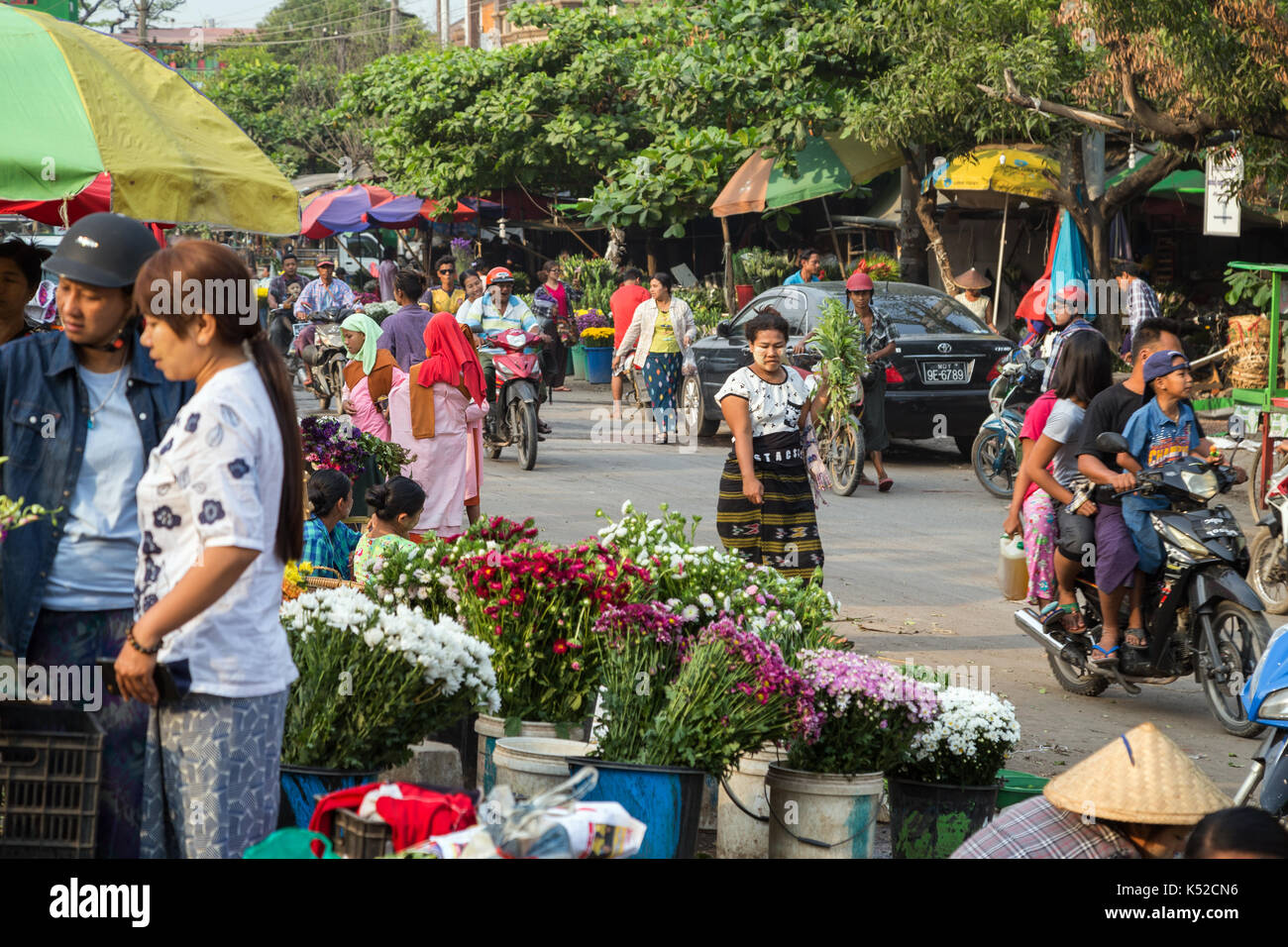 Personas en el concurrido mercado de flores taik htin tono en Mandalay, Myanmar (Birmania). Foto de stock