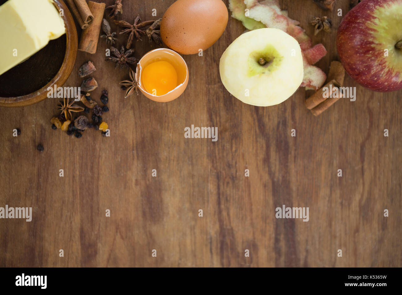 Directamente encima de shot de Apple con huevo y especias sobre mesa de madera Foto de stock