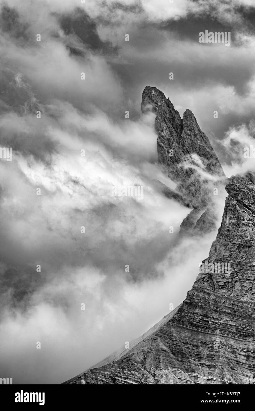 Las nubes rodean el Geisler, sobre Reciesca Hut, Tirol del Sur, del norte de Italia Foto de stock