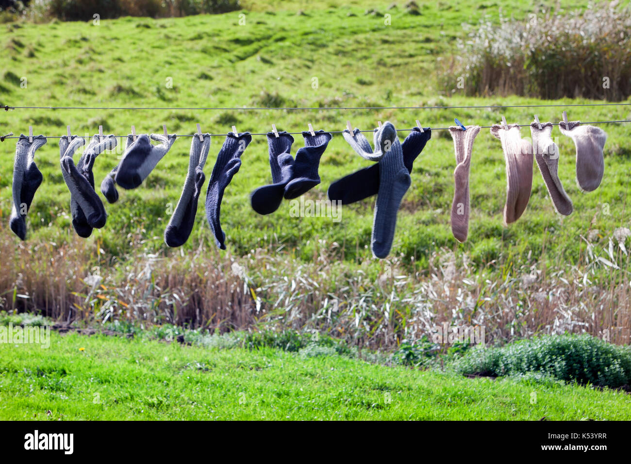 Escena rural de calcetines secando en el viento Foto de stock