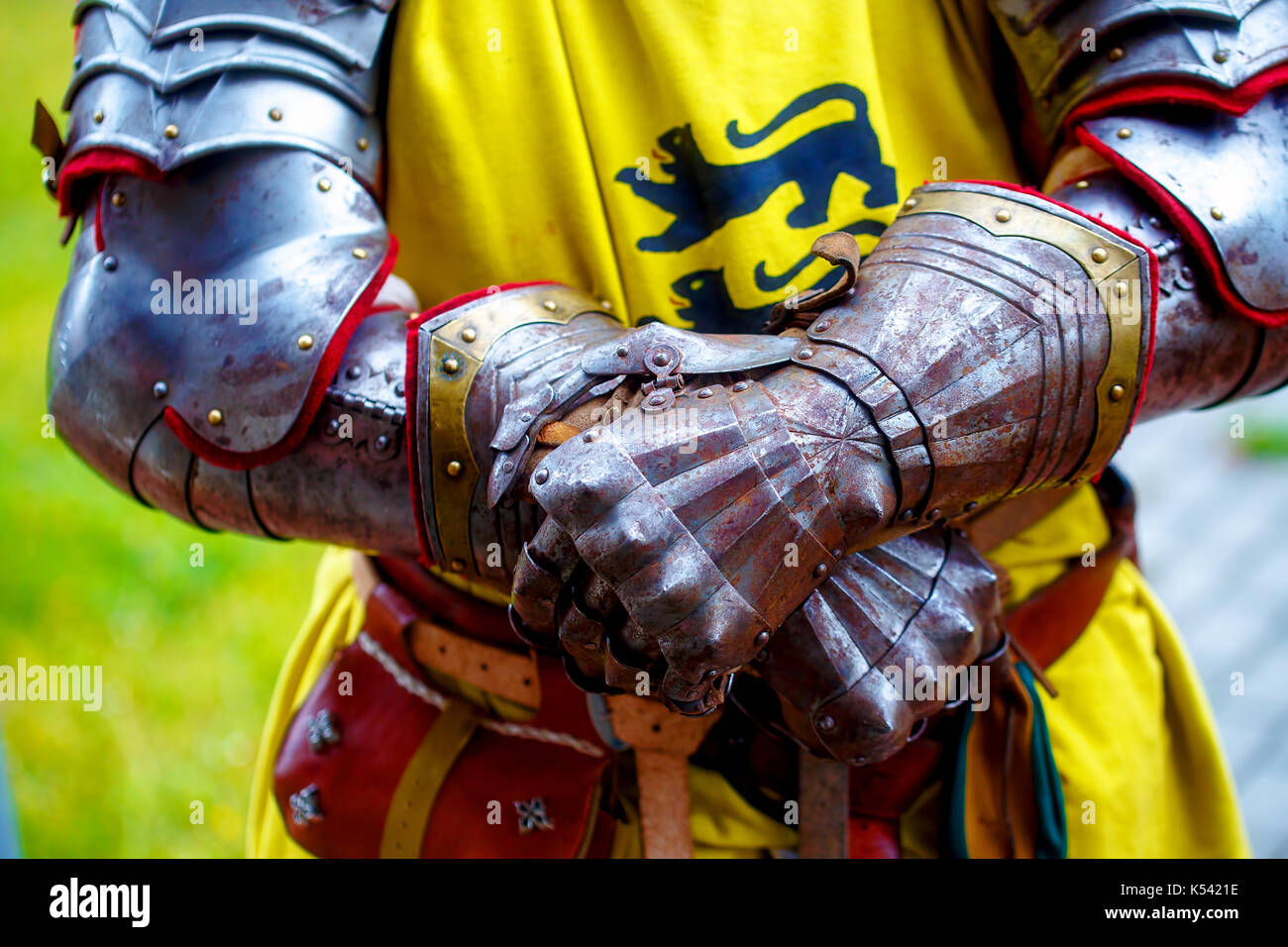 Detalle de armadura de caballero. guantes de un caballero Fotografía de  stock - Alamy