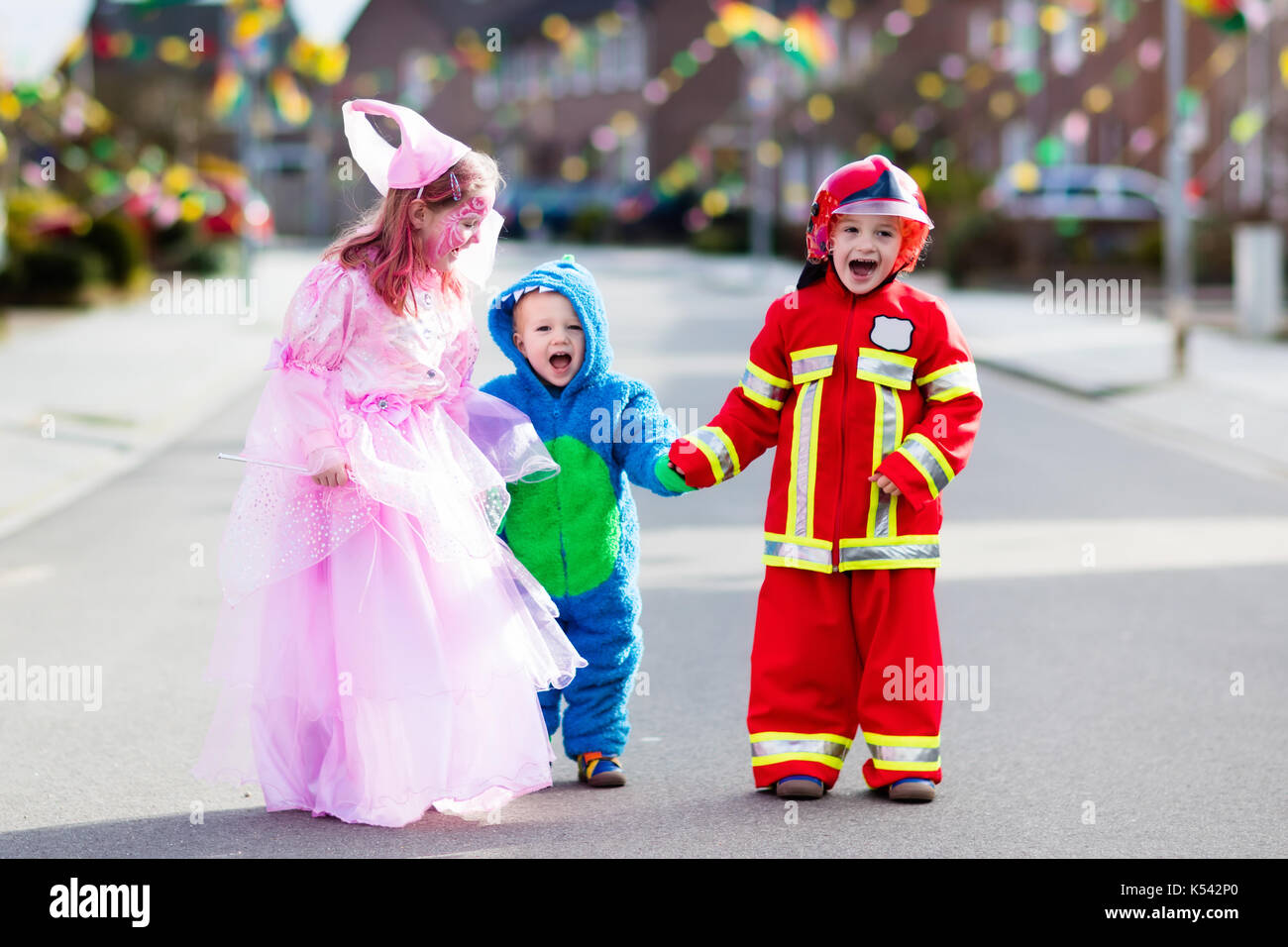 Los niños en halloween trick or treat. los niños en Halloween Disfraces con  bolsas de golosinas decoradas caminando en barrios de la ciudad con la  tradición del truco o trato. bebé y