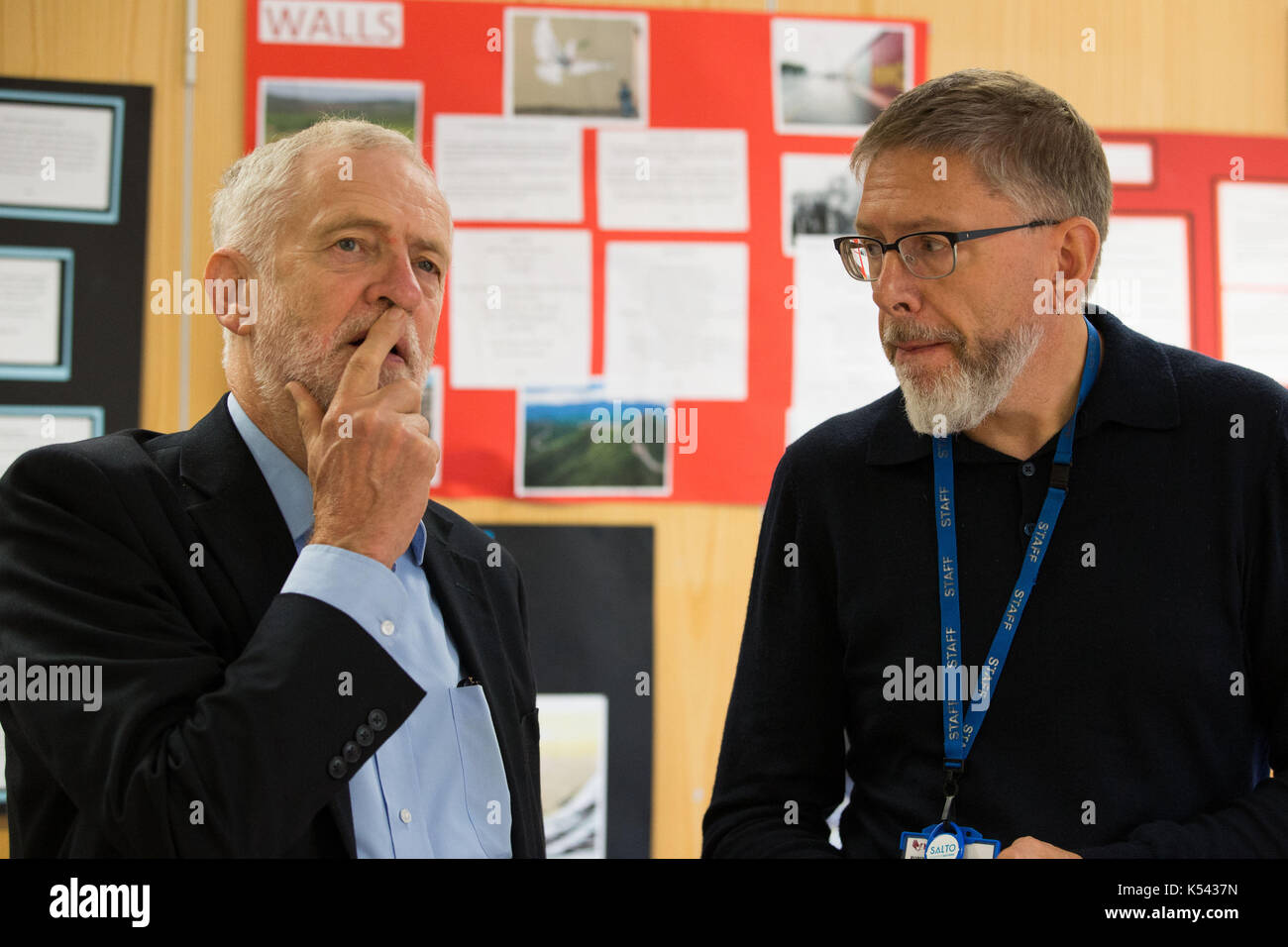 Líder laborista Jeremy Corbyn charlas a Robin Burgess, CEO del centro esperanza como él visita el centro esperanza que ayuda a combatir la falta de vivienda y aliviar la pobreza en Northampton sur. Foto de stock