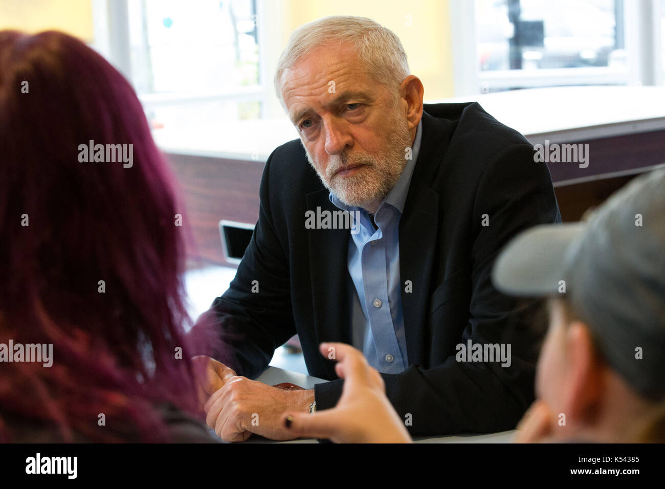 Líder laborista Jeremy Corbyn charlas a venerables y voluntarios como él visita el centro esperanza que ayuda a combatir la falta de vivienda y aliviar la pobreza en Northampton sur. Foto de stock