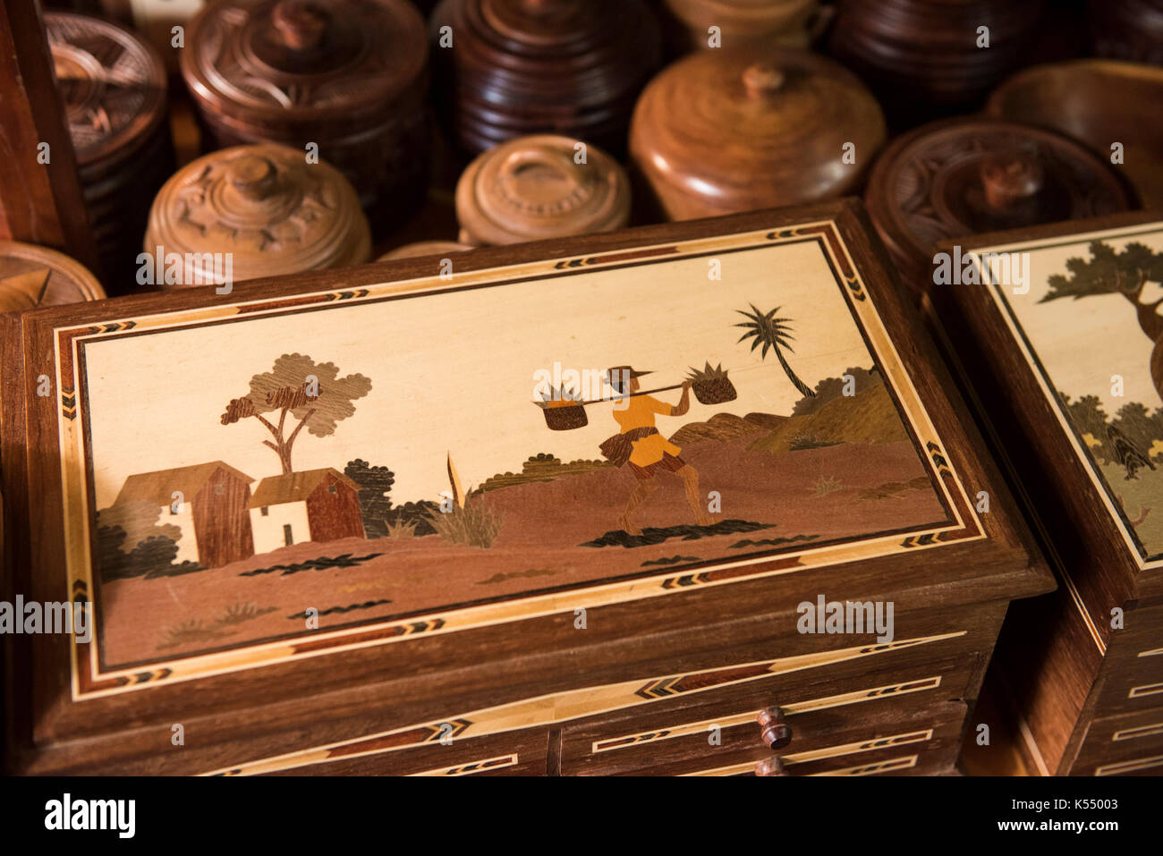 Zafimaniry artesanía en madera para la venta, Ambositra, Madagascar  Fotografía de stock - Alamy