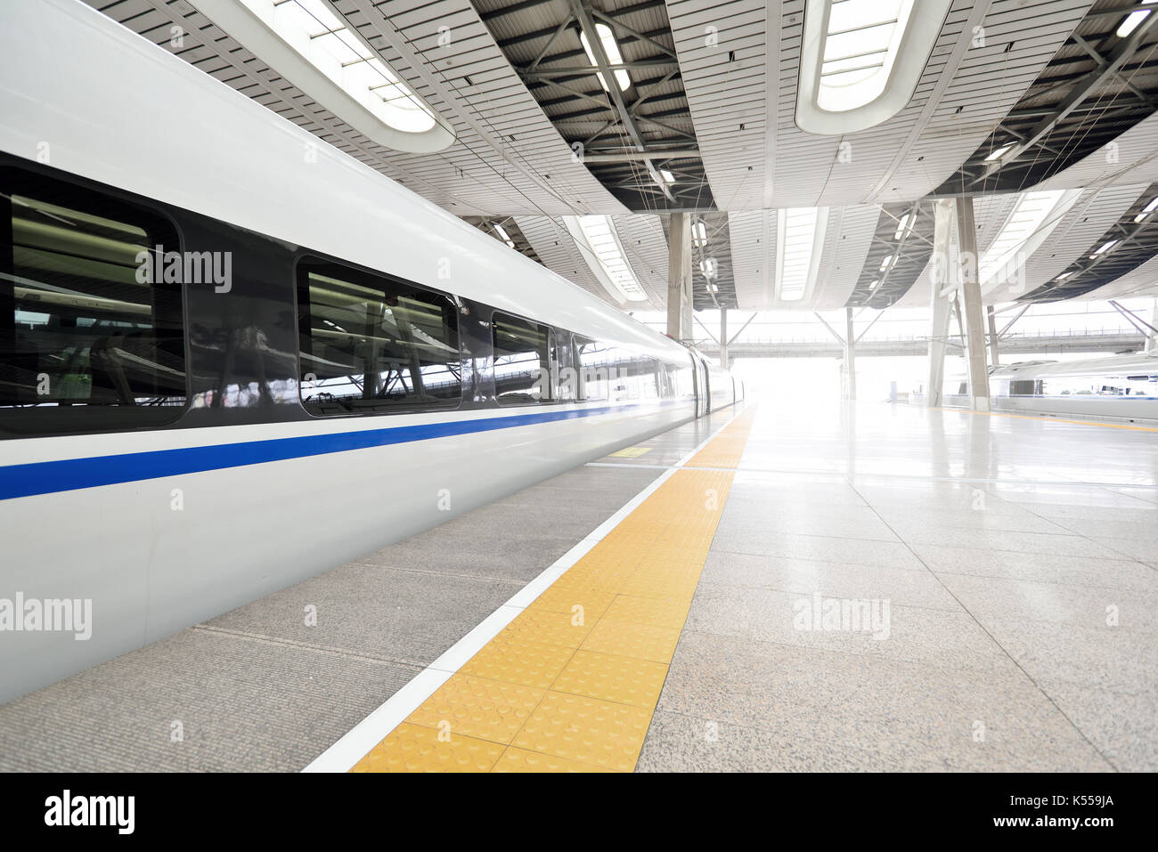 Los trenes de alta velocidad permanezca en la estación de tren sur de Beijing, China. Foto de stock