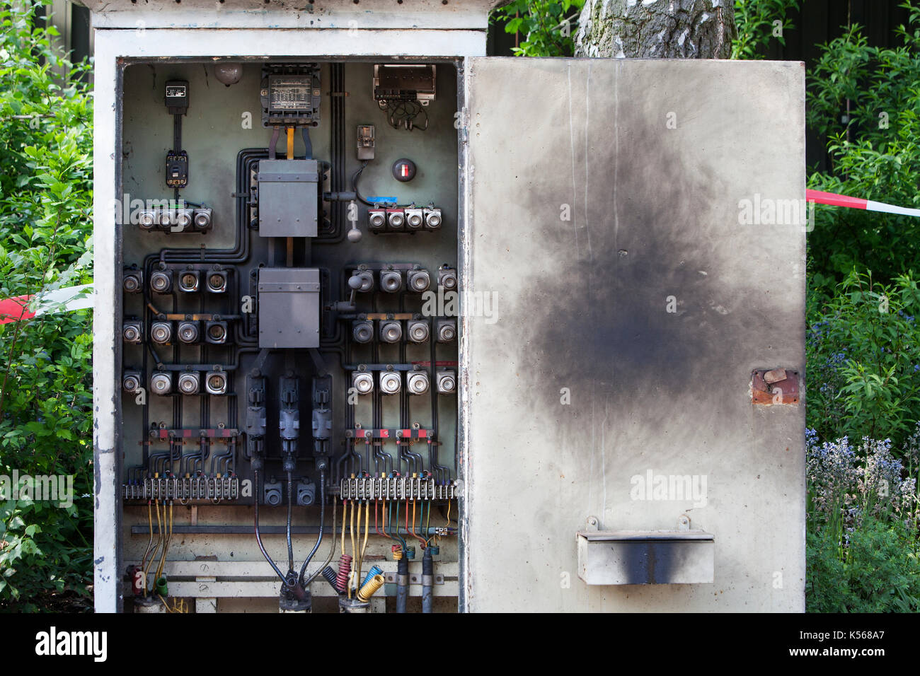 Placa de circuito ennegrecida de un armario eléctrico Foto de stock