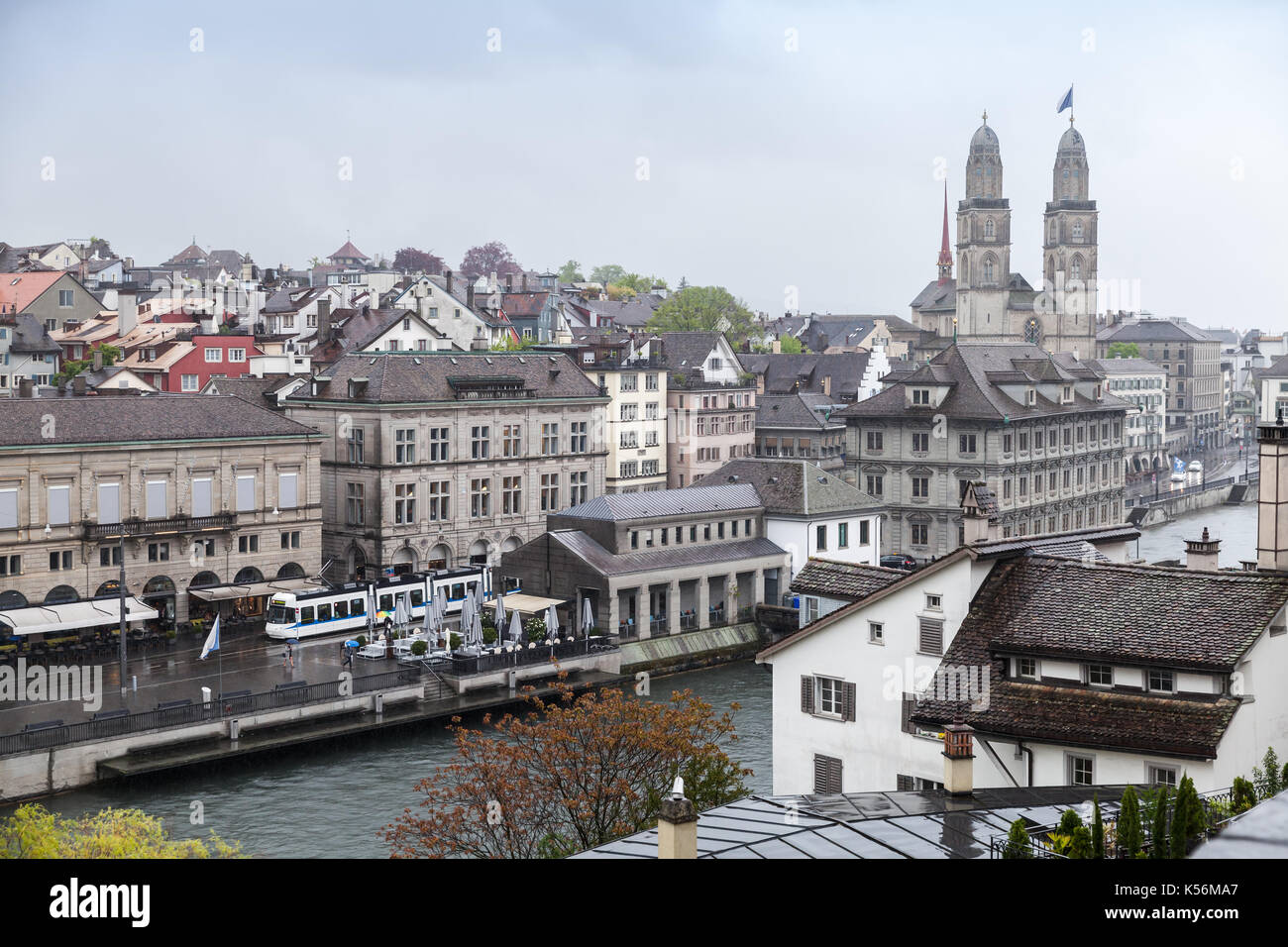 Paisaje urbano de la antigua Zúrich la ciudad más grande de Suiza Fotografía de stock Alamy Paisaje urbano de la antigua Zúrich la ciudad más grande de Suiza Fotografía de stock Alamy
