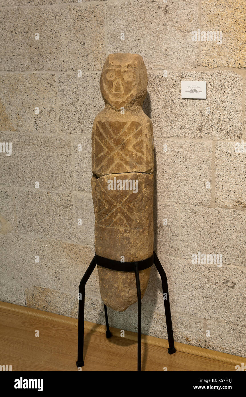 - Museo provincial de Lugo, estela antropomorfa, en la región de Galicia, España, Europa Foto de stock