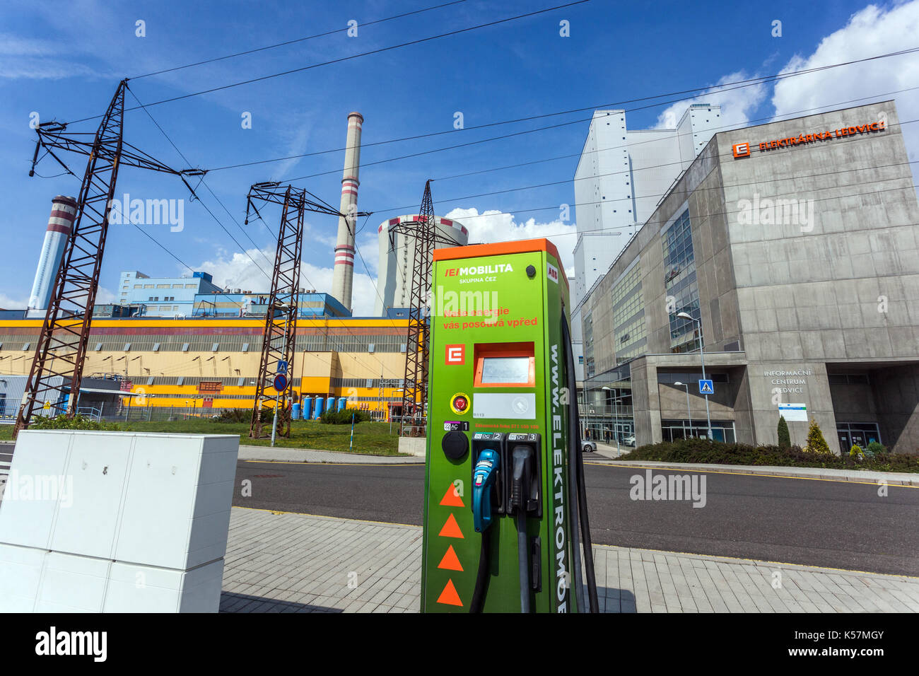 Estación de carga de coches eléctricos, Ledvice Power Plant, República Checa Foto de stock