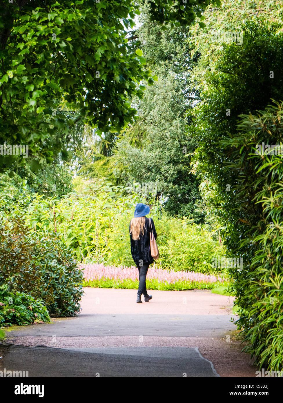 Woman Walking, Royal Botanic Garden Edinburgh, Edinburgh, Scotland, UK, GB. Foto de stock