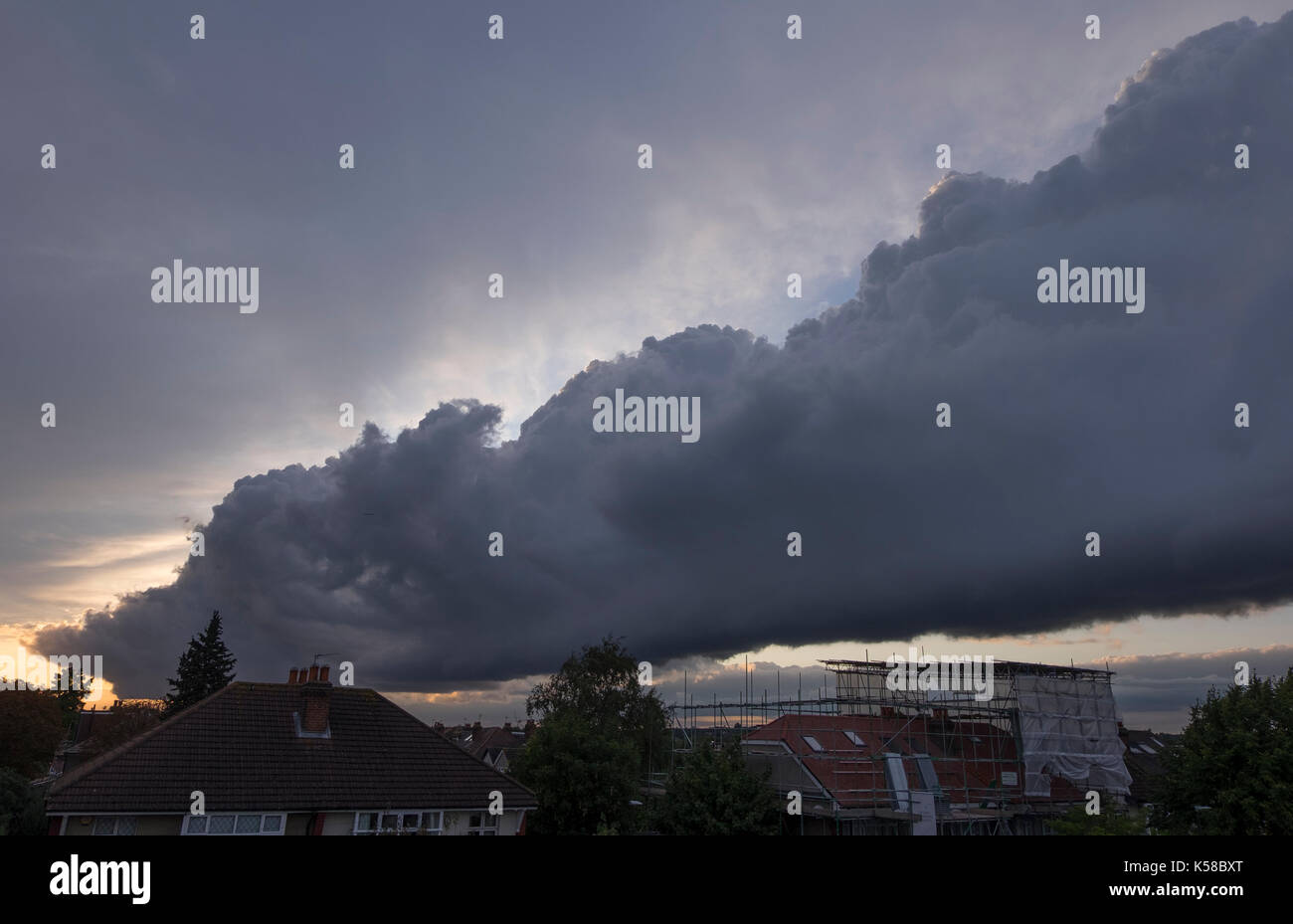 Londres, Reino Unido. 8 de septiembre de 2017. La estructura de la nube gigante rollos en Londres atardecer, estiramiento de horizonte a horizonte - vista al oeste. Crédito: Malcolm park/alamy live news. Foto de stock