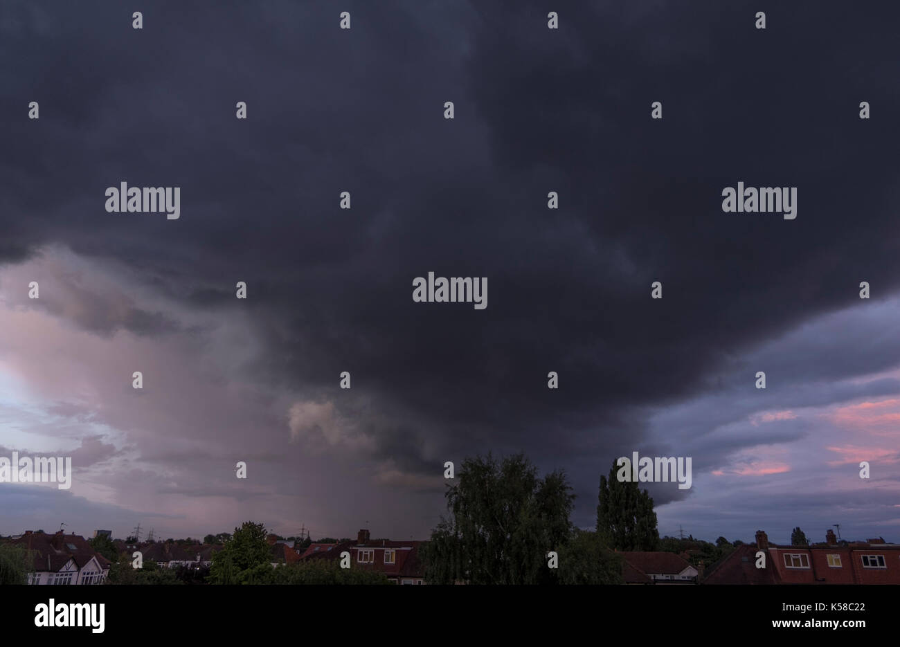 Londres, Reino Unido. El 8 de septiembre, 2017. La formación de nubes rollos gigantes en Londres atardecer, estiramiento de horizonte a horizonte y lluvia de dumping al oriente. Crédito: Malcolm Park/Alamy Live News. Foto de stock