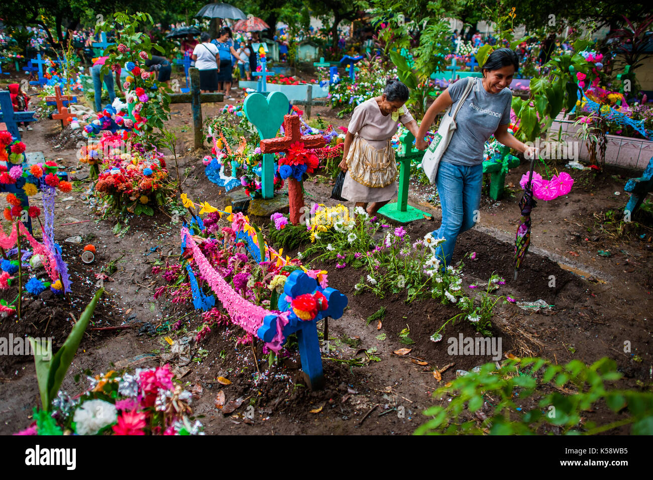 Las Mujeres Salvadoreñas Pase Entre Las Tumbas Decoradas Con Flores Durante El Día De Los