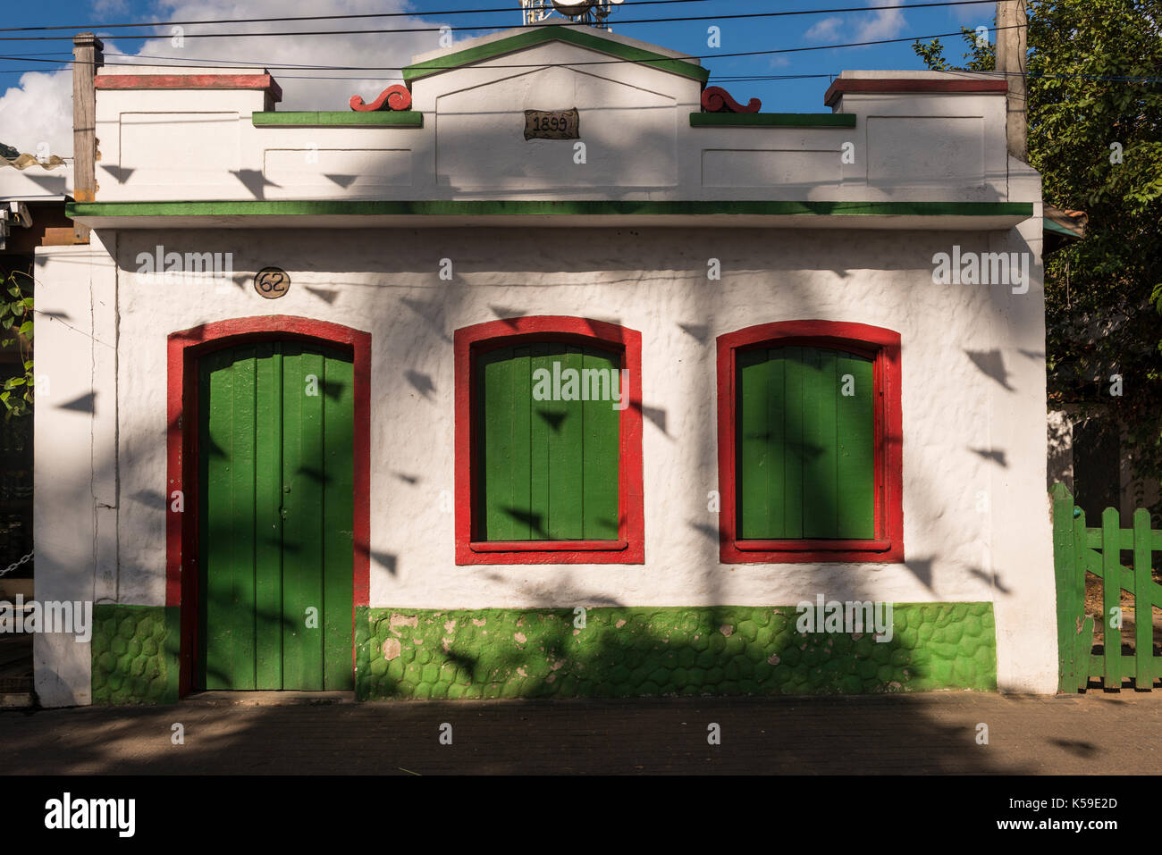 Una pequeña casa antigua del centro histórico de Ilhabela, SP, Brasil Foto de stock