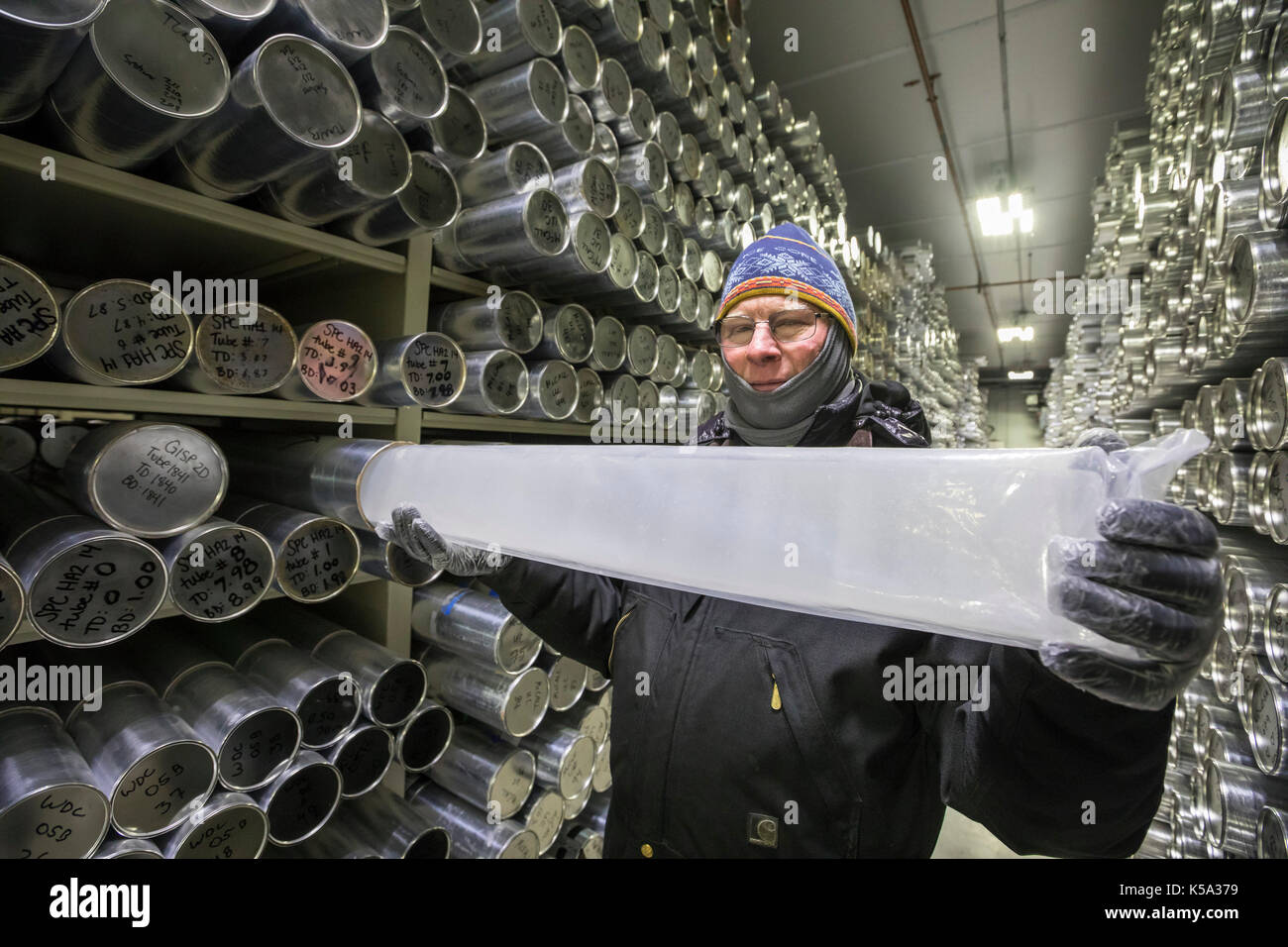Denver, Colorado - Geoff Hargreaves, curadora en el laboratorio nacional de núcleos de hielo, tiene una sección de un metro de un núcleo de hielo almacenados a -36°C (-3 Foto de stock
