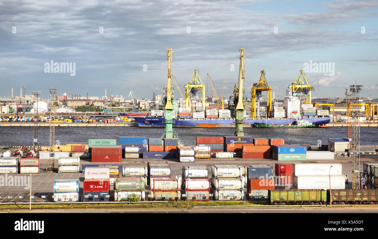 San Petersburgo, Rusia - Julio 23, 2017: Vista del puerto de carga en San  Petersburgo Fotografía de stock - Alamy