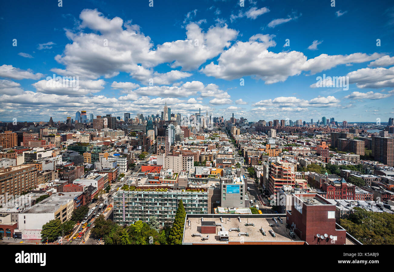 Las nubes blancas sobre el panorama de la ciudad de Nueva York Foto de stock