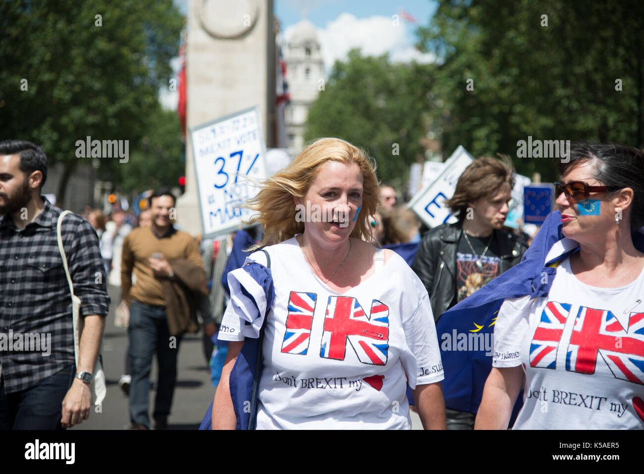 Londres, Reino Unido. 2 de julio de 2016. Marzo para Europa - mujeres vestidas â€˜in€™ camisetas. Crédito: A.Bennett Foto de stock