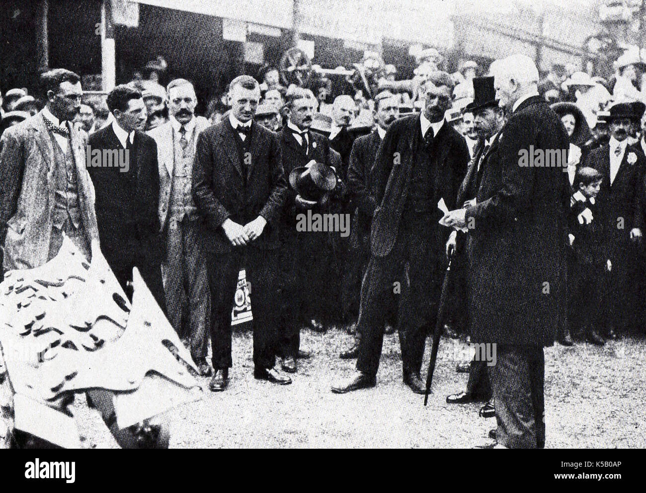 1913 Bristol Royal Show con el Rey George el 5 de Inglaterra inspeccionando una excavadora mecánica Foto de stock