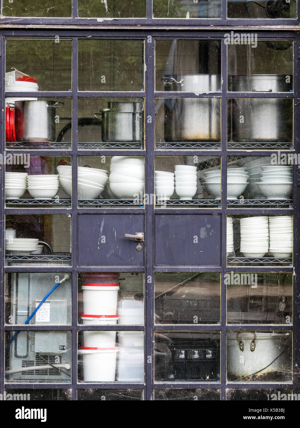 Vajilla y tinajas de almacenamiento en la ventana de un restaurante de Londres cerca de Regents Canal Foto de stock