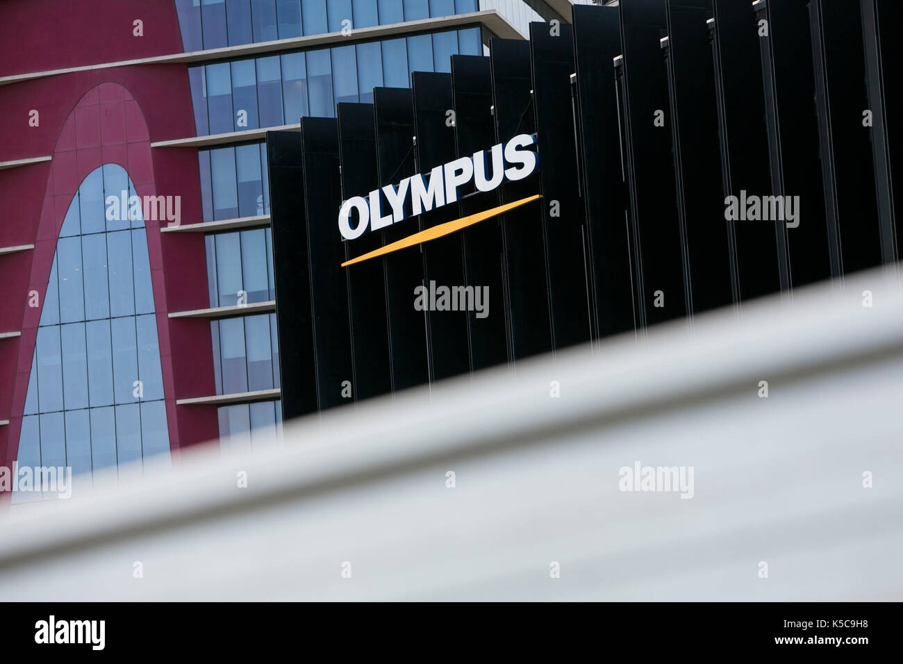 Un logotipo cartel fuera de una instalación ocupada por la Olympus Corporation en Barcelona, España, el 30 de agosto de 2017. Foto de stock